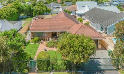 House For Sale in Meadowridge, Cape Town