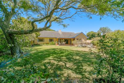 House For Sale in Meadowridge, Cape Town